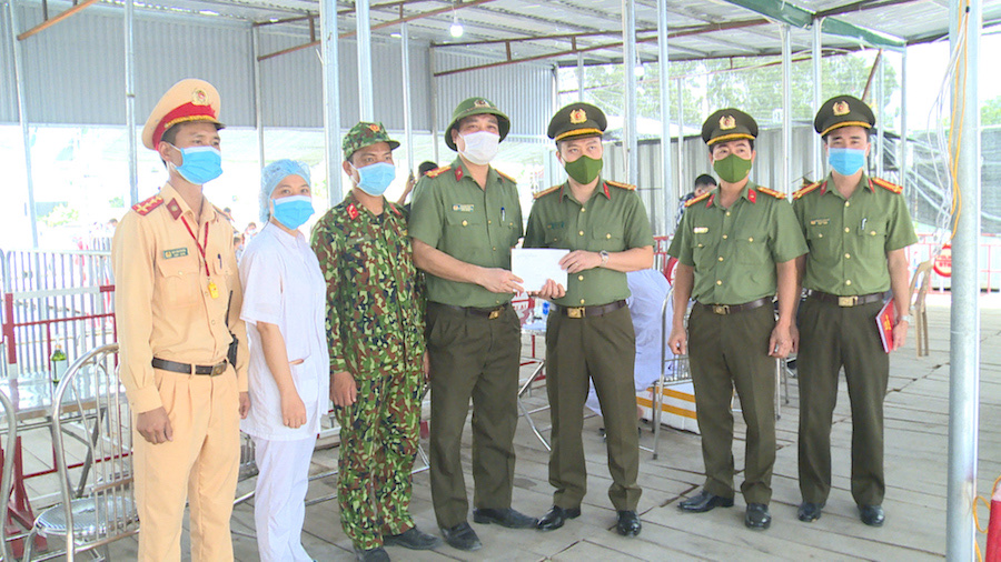 Lãnh đạo CATP động viên CBCS truy bắt đối tượng vượt chốt, không chấp hành mệnh lệnh tại chốt cầu Nghìn 